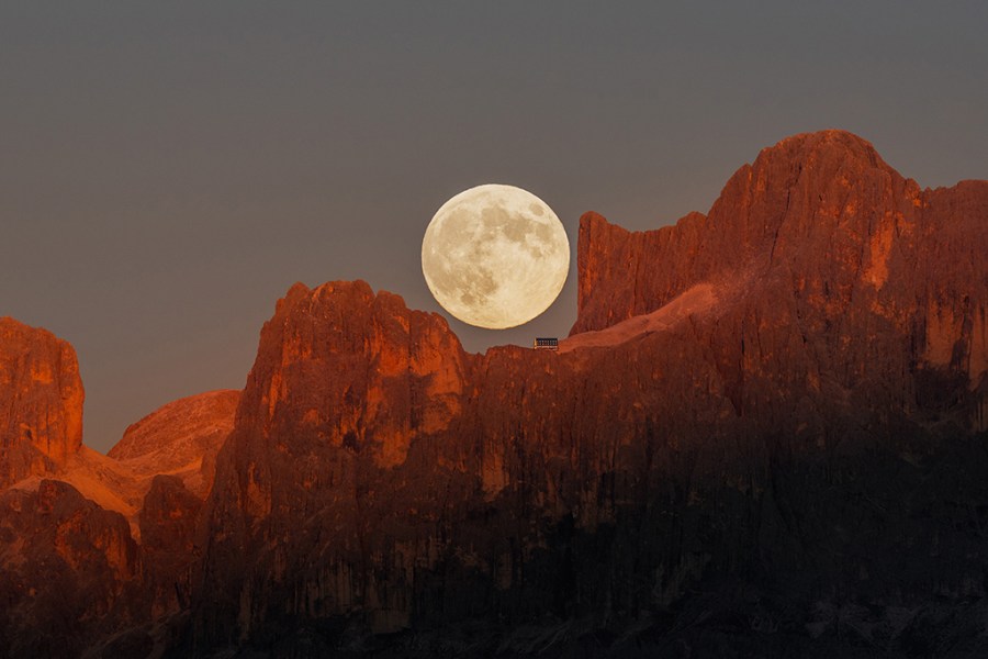 Moonrise Perfection Over the Dolomites © Fabian Dalpiaz