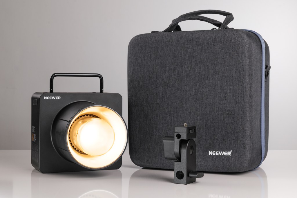 Neewer Q6 studio flash with mount and carry bag
