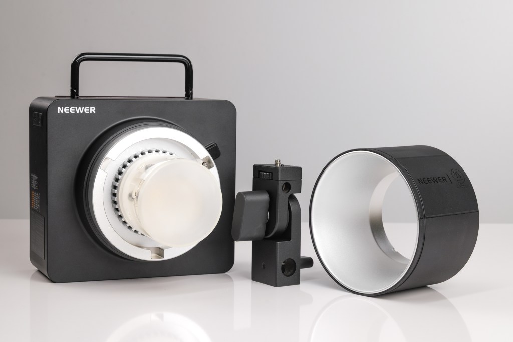 Neewer Q6 studio flash with mount and snoot