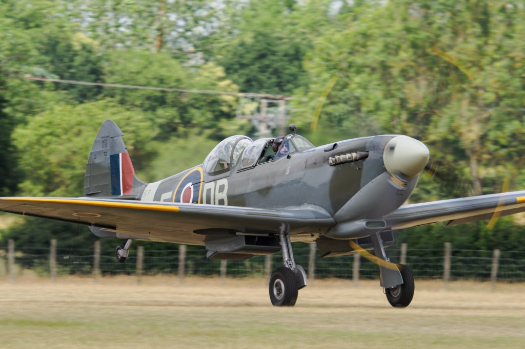 OM System 150-600mm F5-6.3 Spitfire takeoff sample image