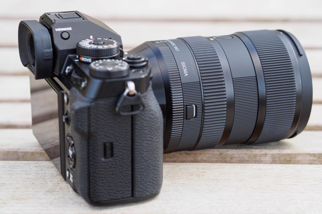 Sigma 17-40mm F1.8 DC aperture ring A lock switch