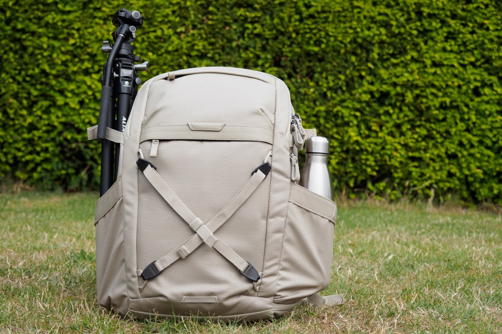 Vanguard VEO Metro B25L with tripod and water bottle. 