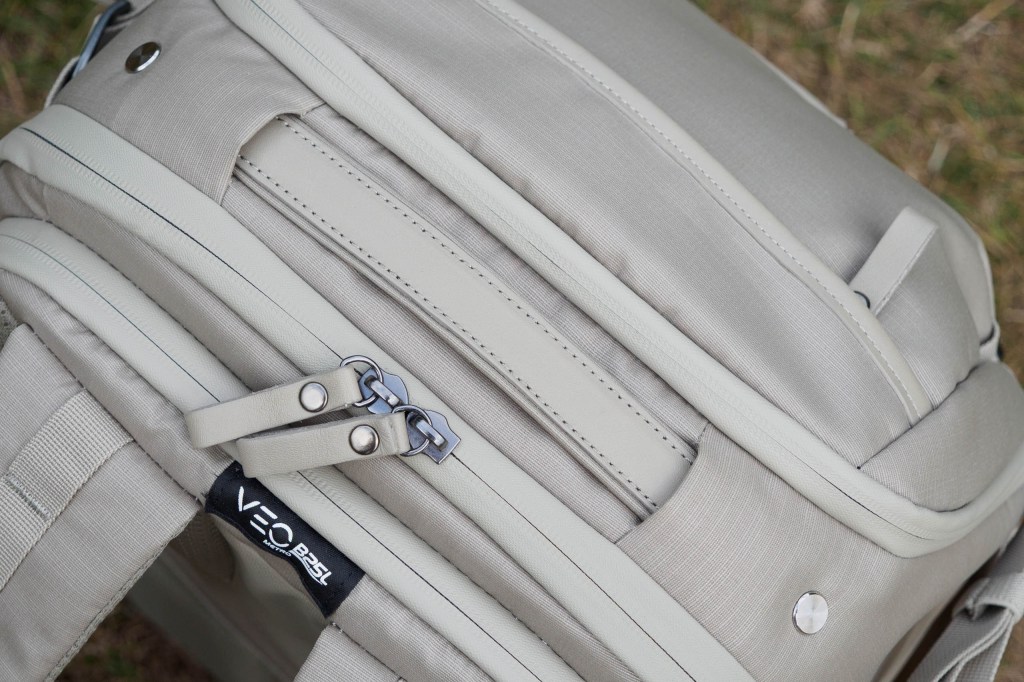 Vanguard VEO Metro B25L top handle. 