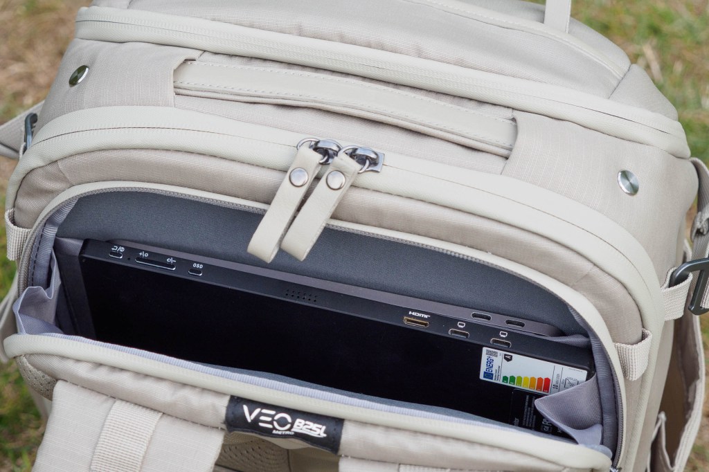 Vanguard VEO Metro B25L laptop pocket. 