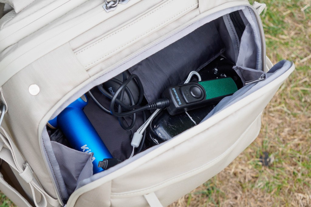 Vanguard VEO Metro B25L top compartment. 
