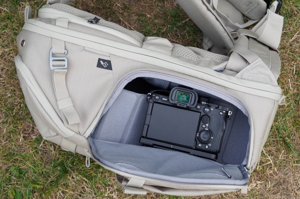 Vanguard VEO Metro B25L side opening. 