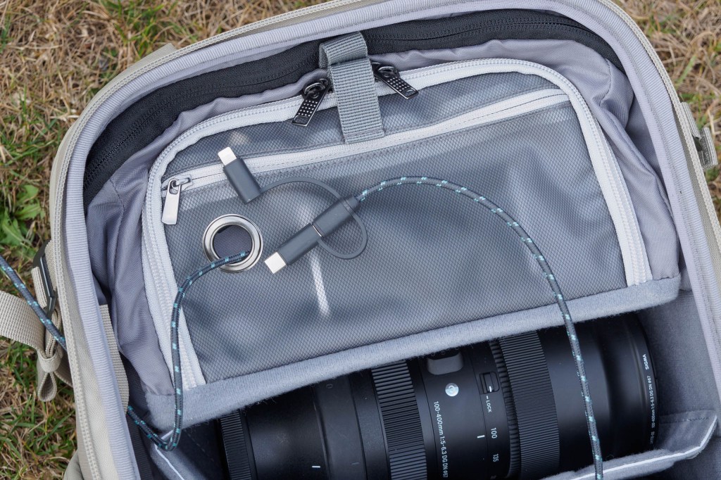 Vanguard VEO Metro B25L powerbank pocket. Image credit: Andy Westlake