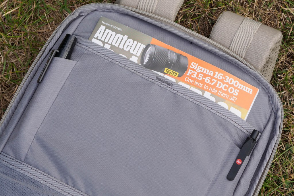Vanguard VEO Metro B25L rear flap pockets. 