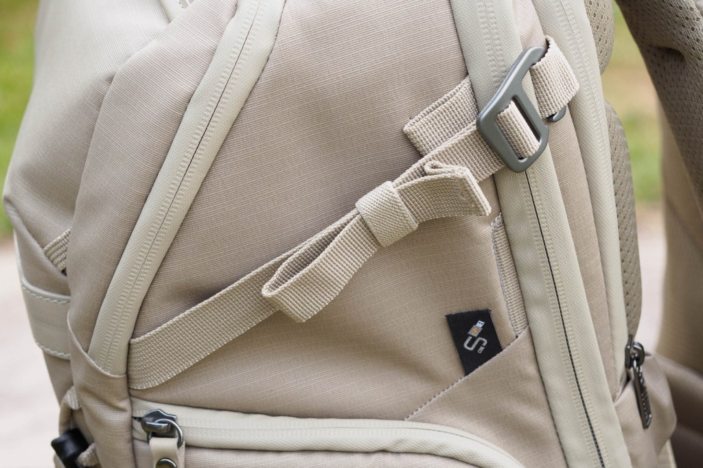 Vanguard VEO Metro B25L straps. 