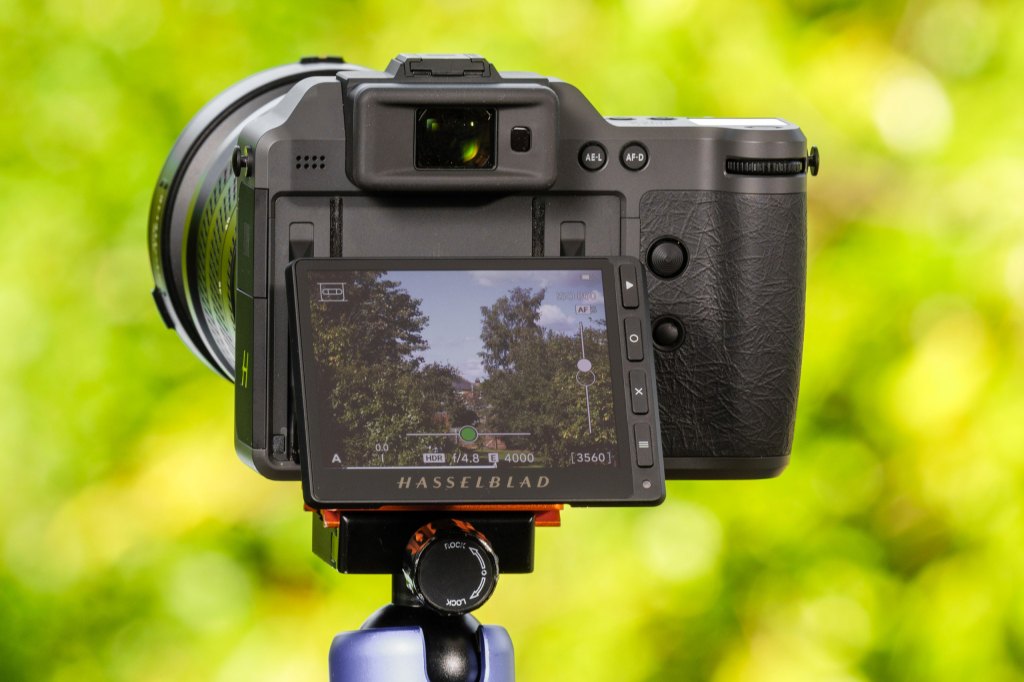 Hasselblad X2DII 100C tilting LCD screen