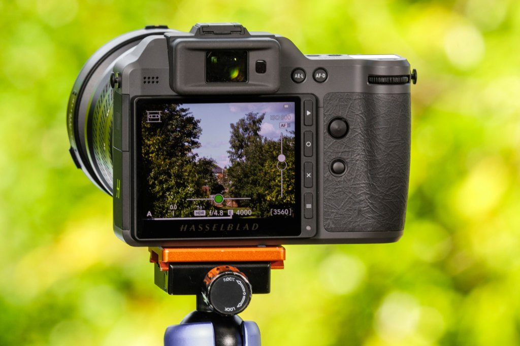Hasselblad X2DII 100C tilting LCD screen
