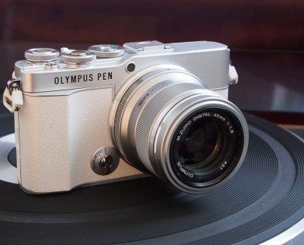 Olympus PEN E-P7 in White. Image credit: Joshua Waller