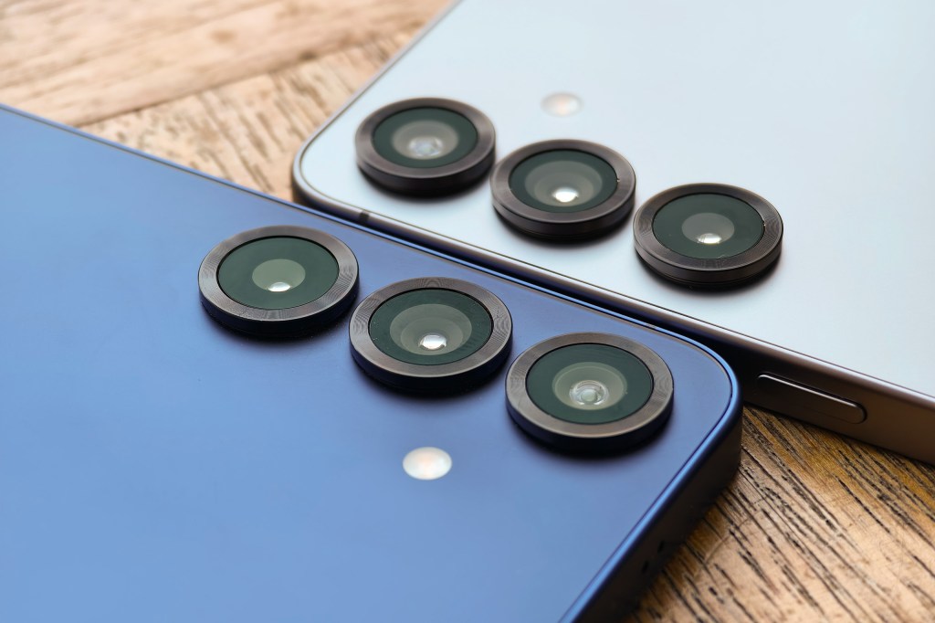 Samsung Galaxy S25 vs S25 Plus (Blue). Image credit: Joshua Waller