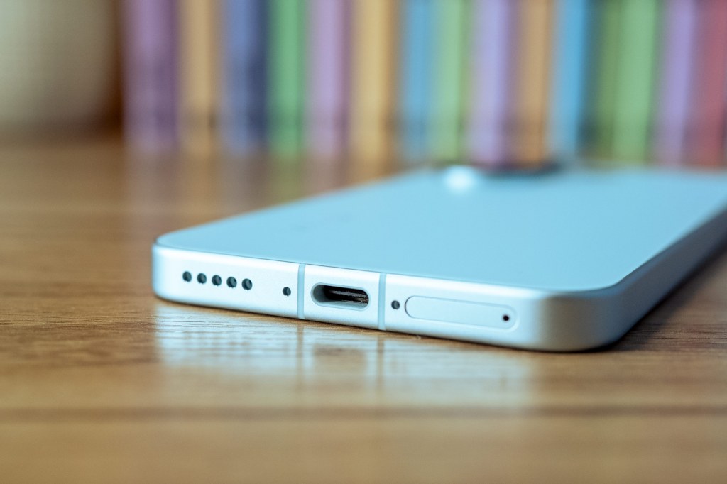 Vivo X200FE USB-C port