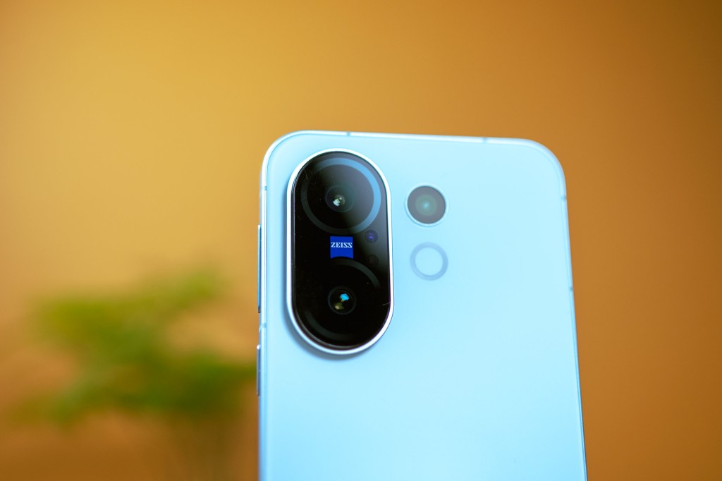 Vivo X200FE rear cameras