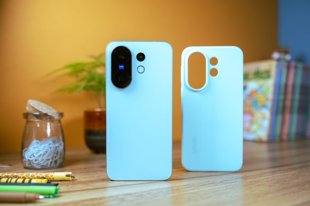 Vivo X200FE with case