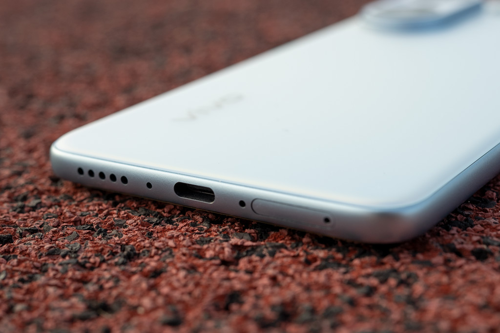 Vivo V60 charging port and stereo speakers