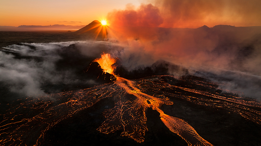 Extraordinary photo of Icelandic volcano eruption wins landscape competition