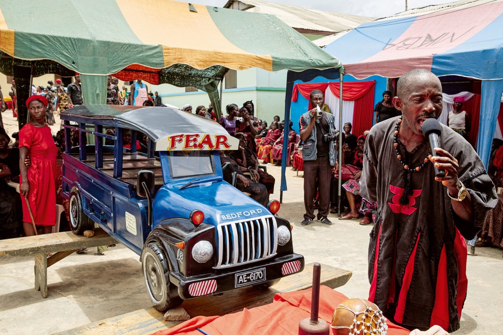 A driver is buried in a coffin in the shape of his Bedford truck. Central Region, 2015. (Coffin:
Kudjoe Affutu). Image Credit: Regula Tschumi SINGLE USE ONLY
