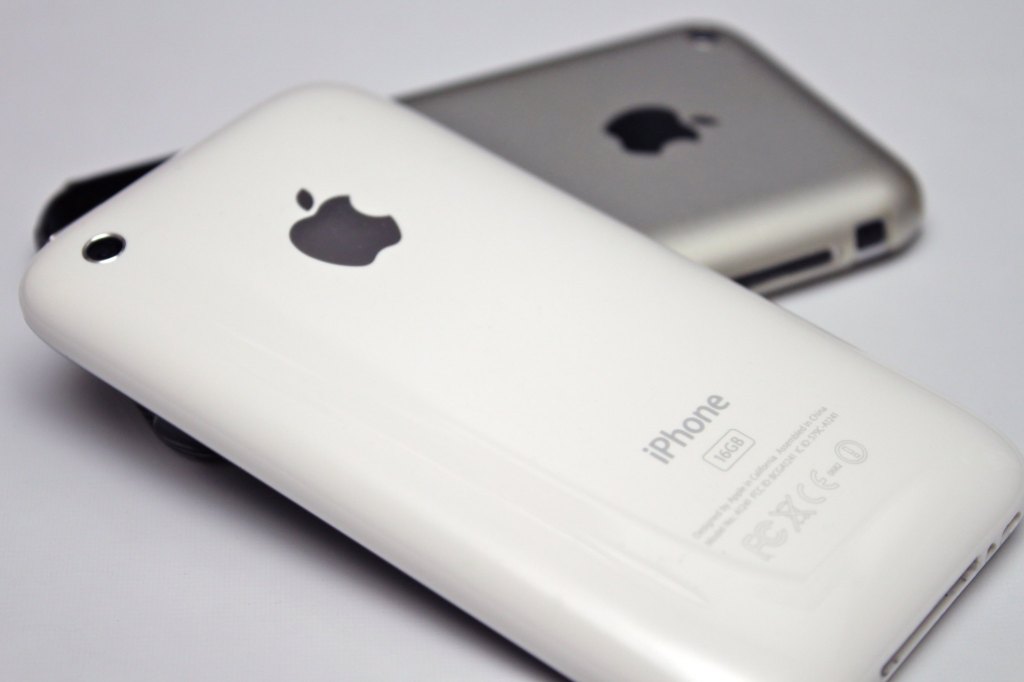 Photograph of the original iPhone and iPhone 3g