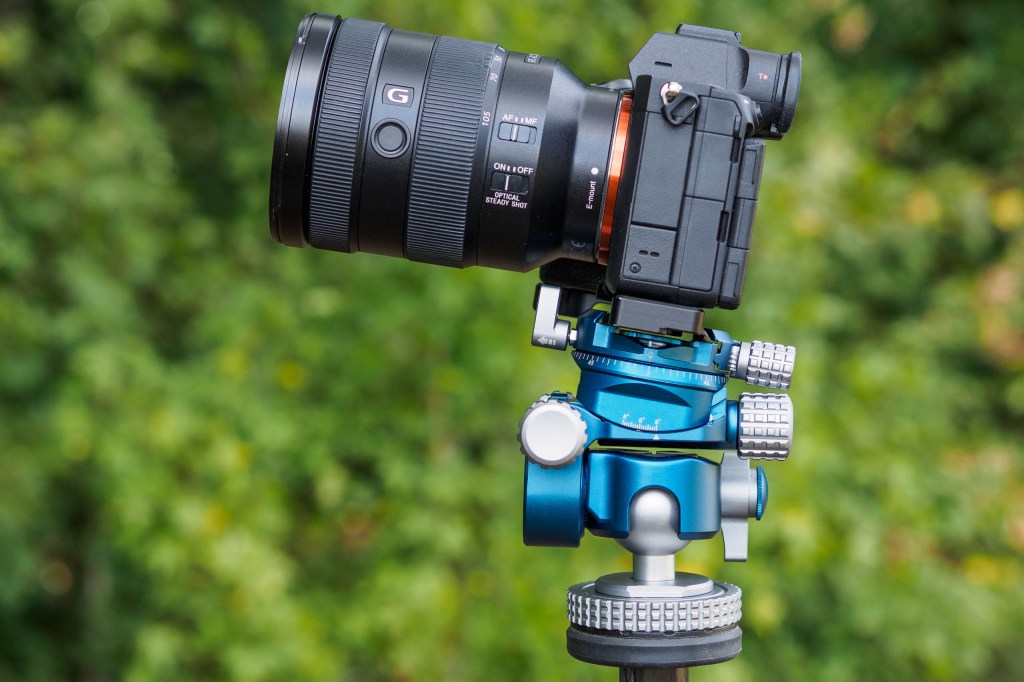 Benro GD36PT with camera showing pitch movement