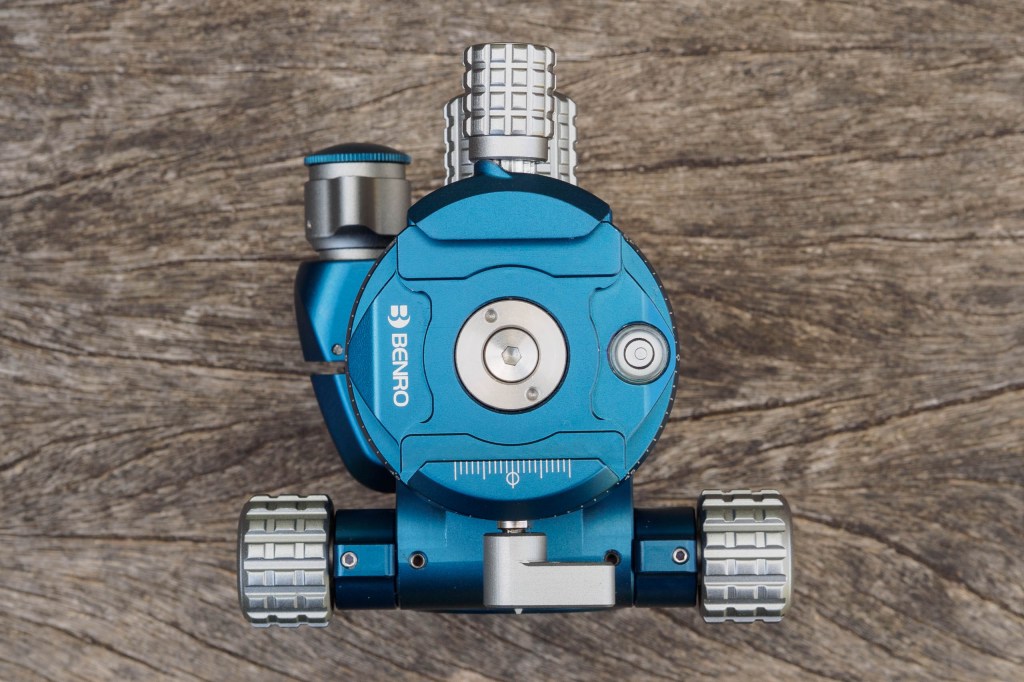Benro GD36PT top view showing bubble level. 