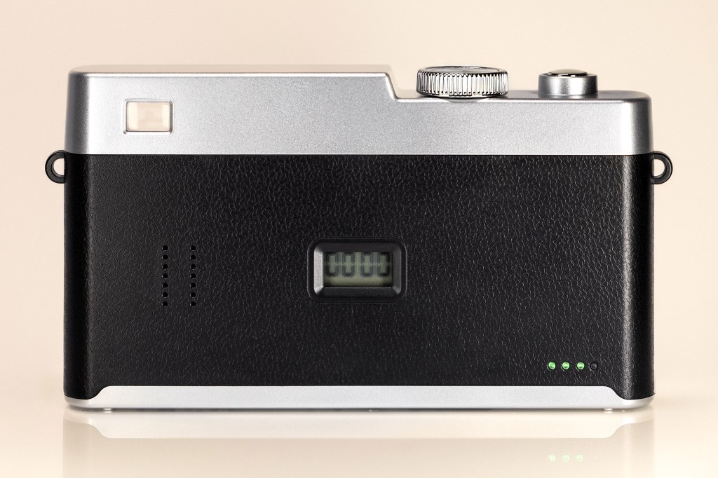 Camp Snap PRO comes without a read screen, and has an optical viewfinder. Image: CampSnap