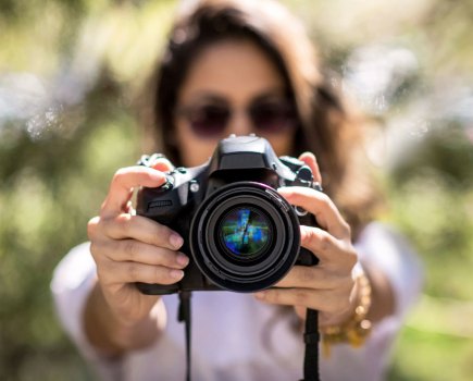 DSLR in hand. Image: Hillary-Kladke GettyImages 1015270508