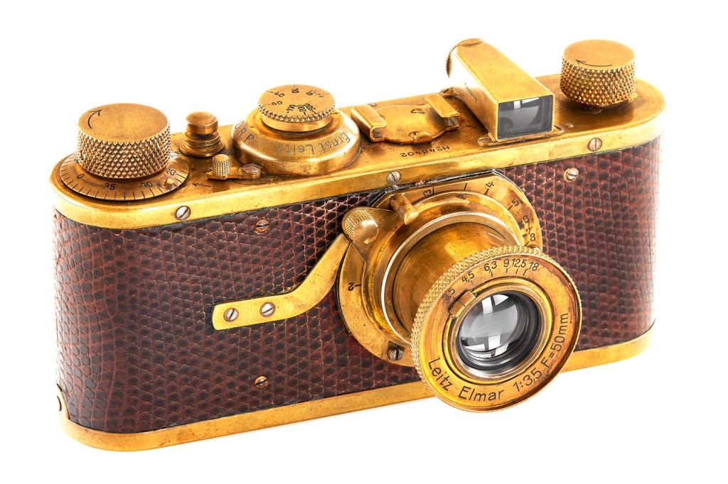 Leica Luxus with gold plated metal parts and lizard skin covered body (Picture courtesy of Leitz Auction, Vienna)
