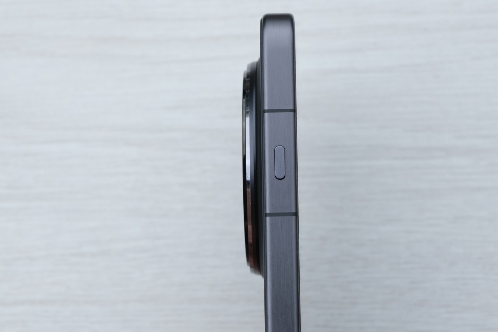 OPPO Find X8 Ultra camera bezel side on