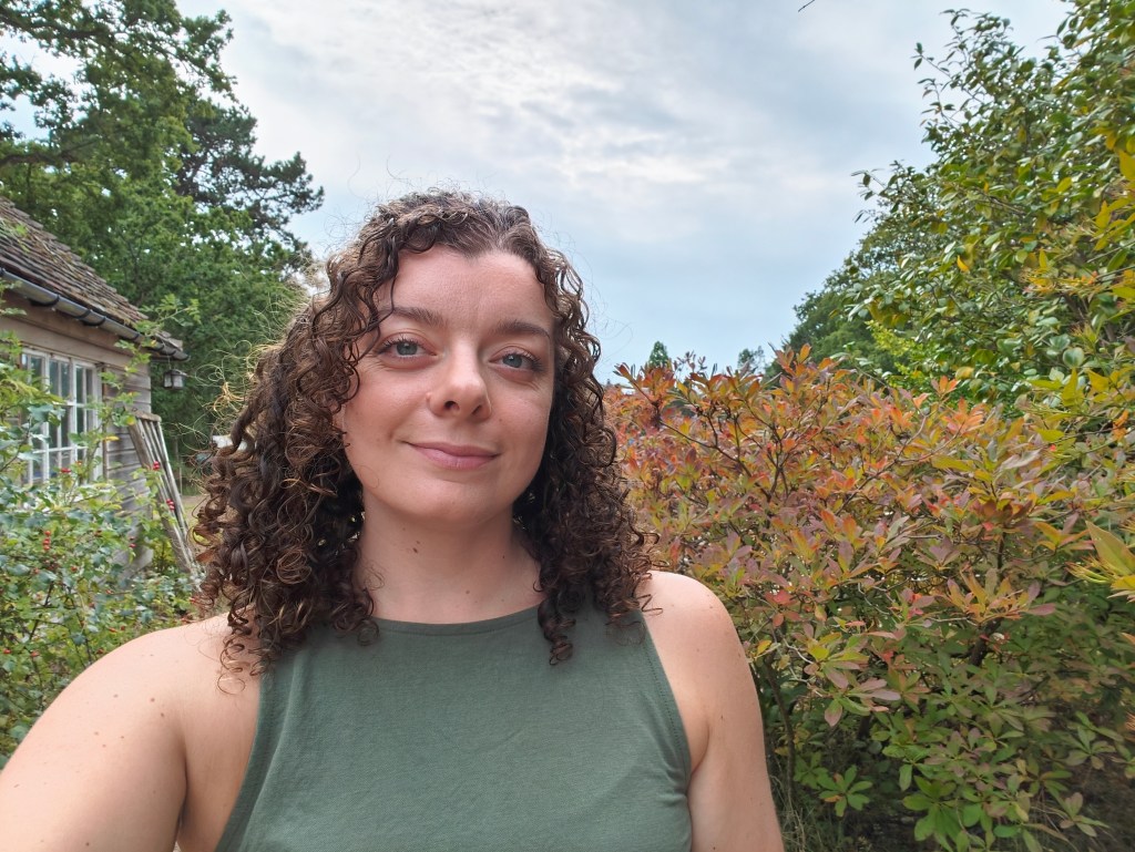 selfie of jessica miller taken on oppo find x8 ultra