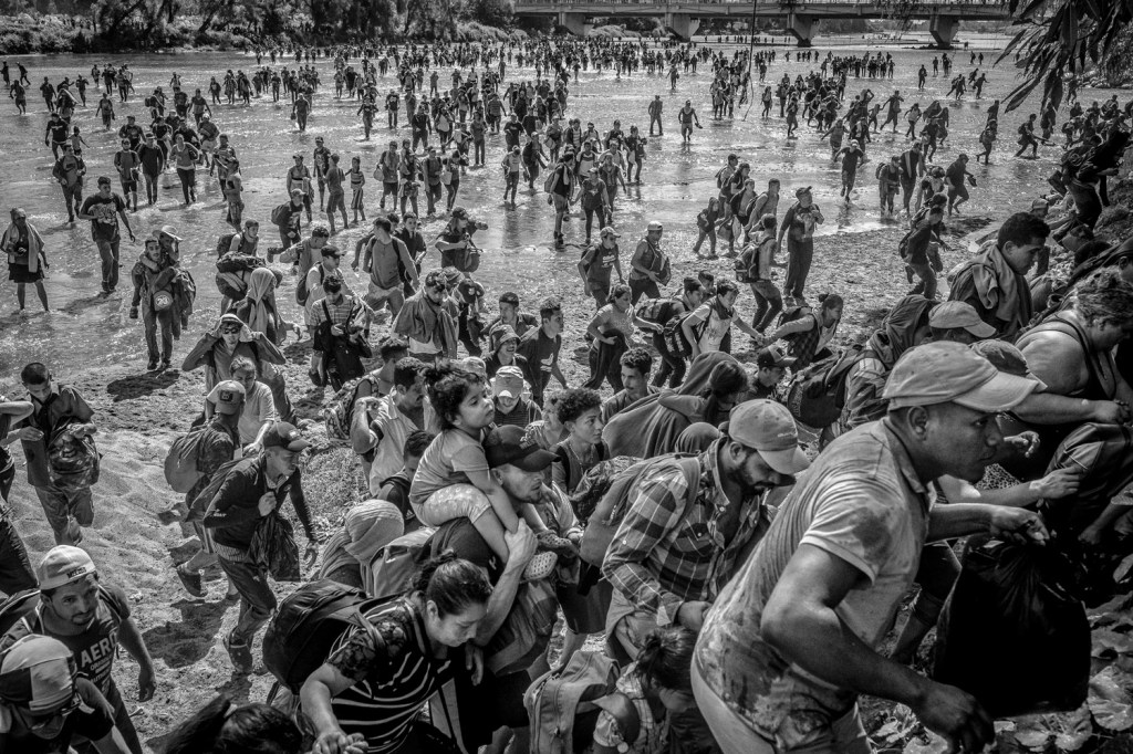 Ever Sosa carries his daughter on his shoulders as they cross the Suchiate River from Guatemala to Mexico, Mexico 2020. From the series “The Two Walls” © Alejandro Cegarra/LOBA 2025