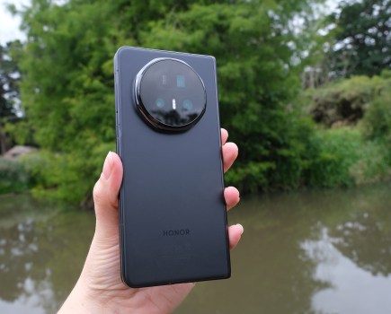 honor magic v5 phone closed showing back