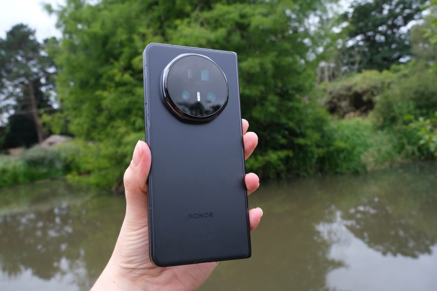 honor magic v5 phone closed showing back