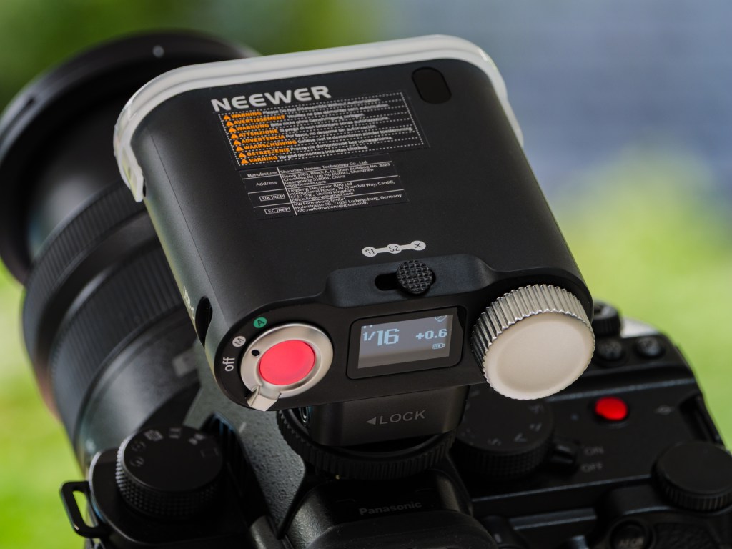 Neewer Z160 flash rear controls. 