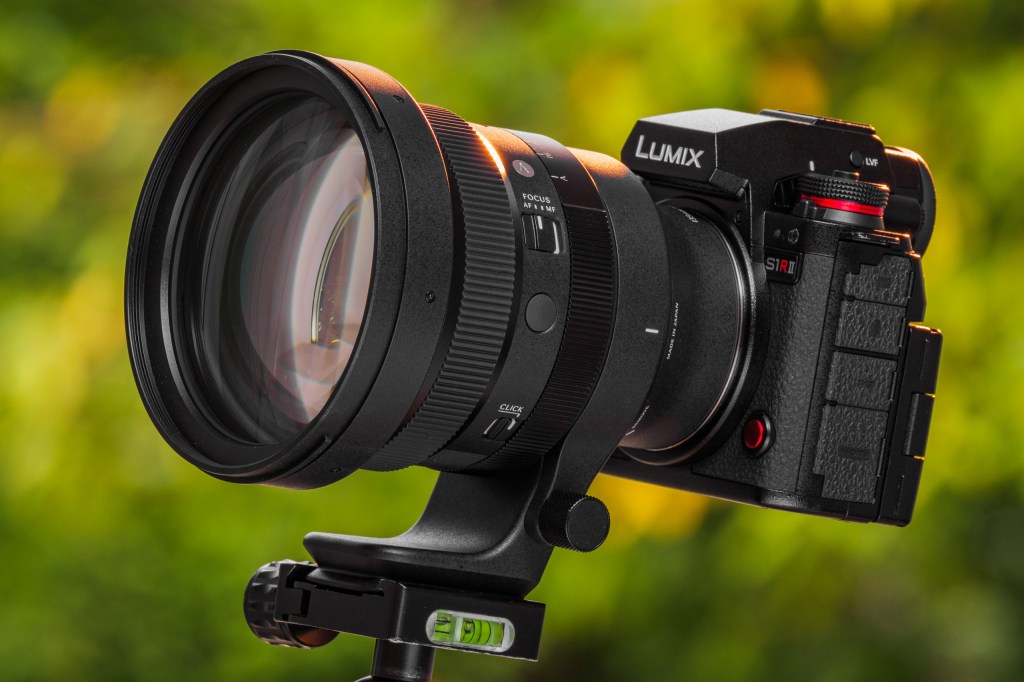 Sigma 135mm F1.4 DG DN Art lens side view