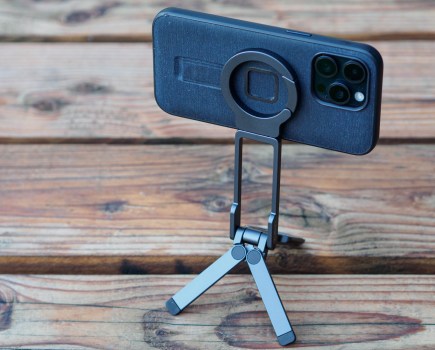 Ulanzi MA38 holding iPhone 15 Pro Max