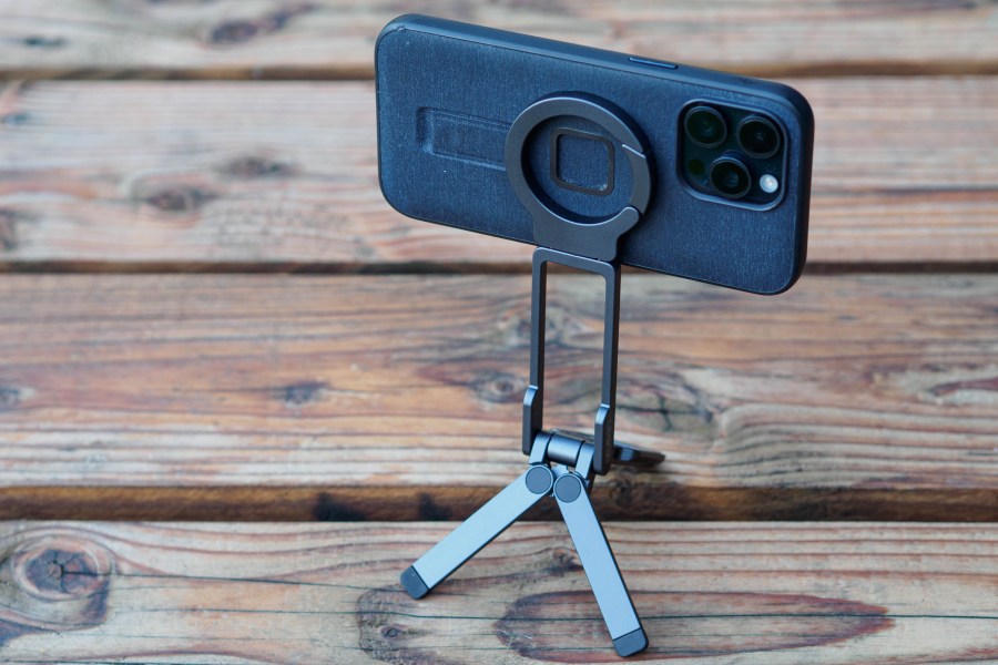 Ulanzi MA38 holding iPhone 15 Pro Max
