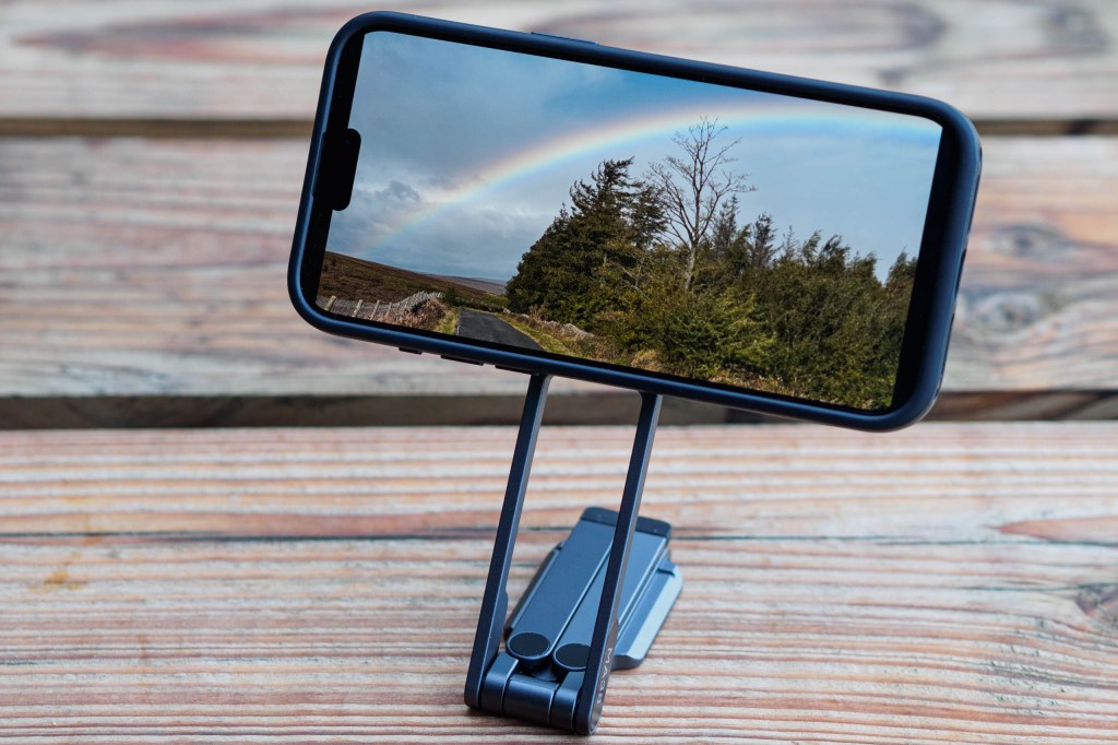 Ulanzi MA38 in table-top stand mode.