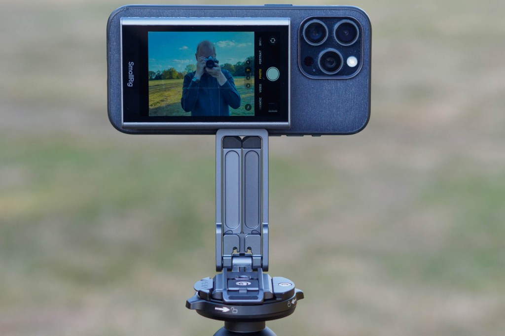 Ulanzi MA38 used with SmallRig magnetic wireless monitor, horizontal. Image credit: Andy Westlake  