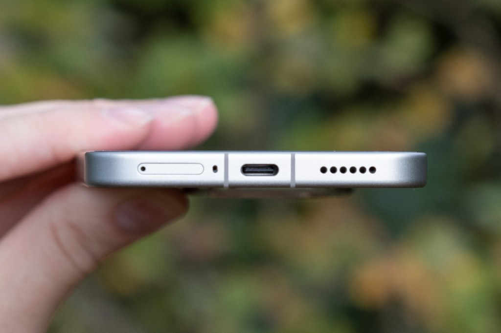 Xiaomi 15T Pro, USB-C port and micro SD card slot