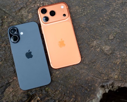 iPhone 17 Pro vs iPhone 17 side by side