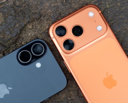 iPhone 17 Pro vs iPhone 17 side by side
