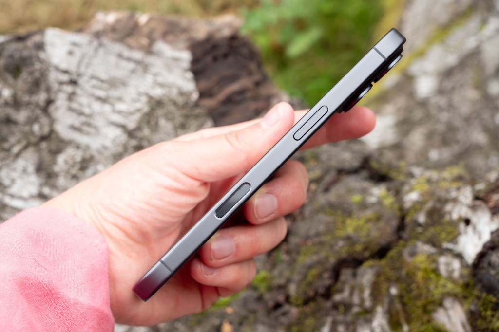 iPhone 17 camera button
