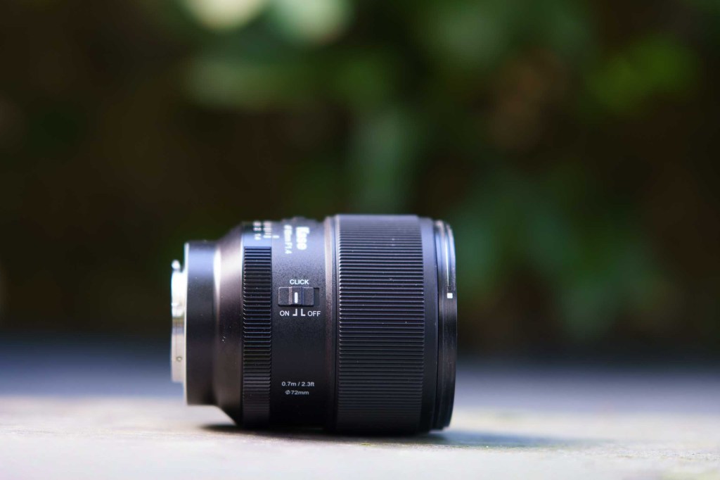 Kase 85mm F1.4 AF lens side view