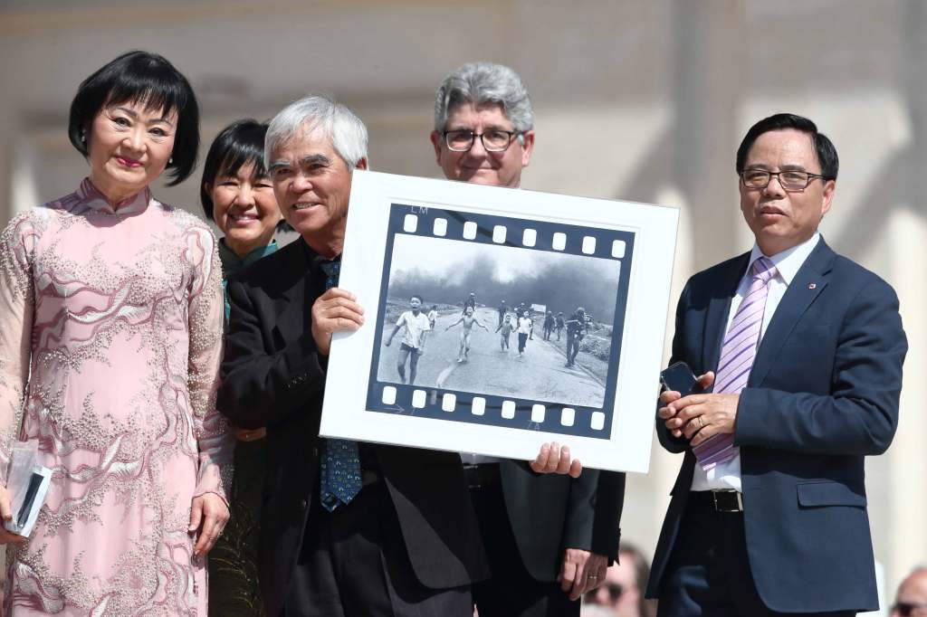 Nick Ut (centre) with Kim Phúc (left), the girl in the photo, after meeting the Pope in 2022