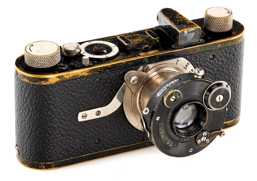 Leica I Model B with Elmar lens mounted in a Dial-Set Compur shutter (Picture courtesy of Leitz Auction, Vienna)
