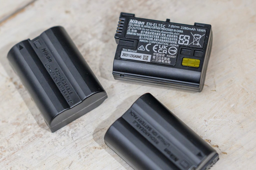 Nikon mirrorless vs DSLR, batteries