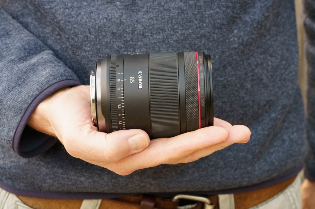 Canon R 85mm F1.4L VCM lens side view