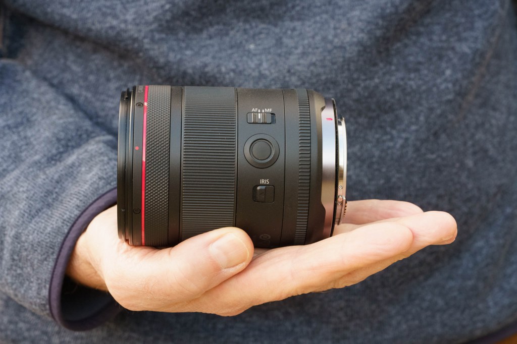 Canon R 85mm F1.4L VCM lens side view with function buttons